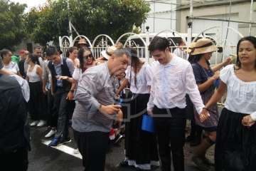  Baño de autoridades en las bodas de oro de la Traída del Agua (Foto TA)
